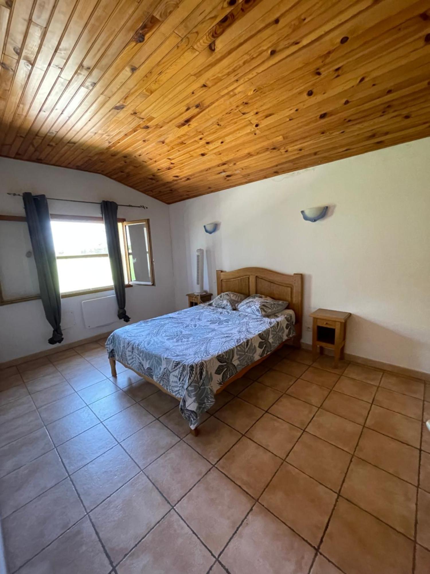 Maison d'hôtes Les prairies Mas Roux à Raphèle Chambre photo